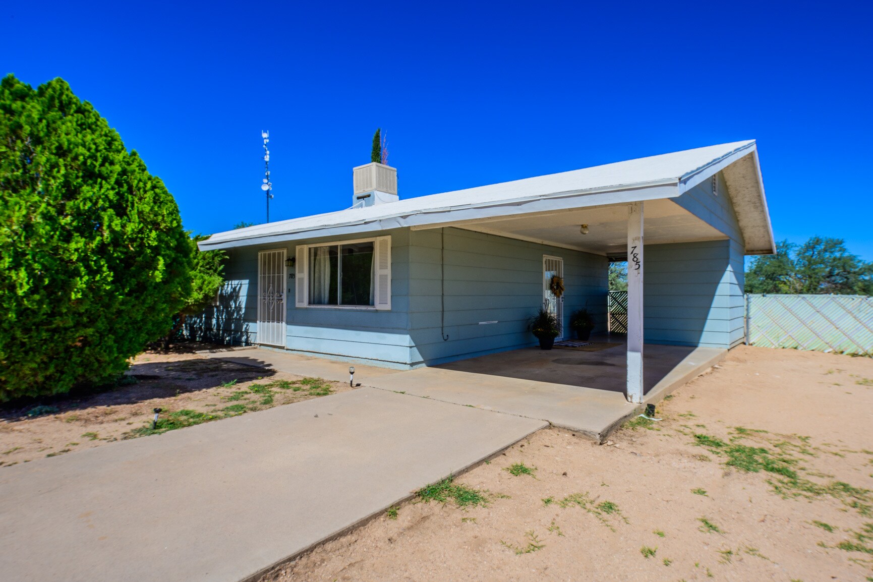 Building Photo - 785 E Country Club Dr