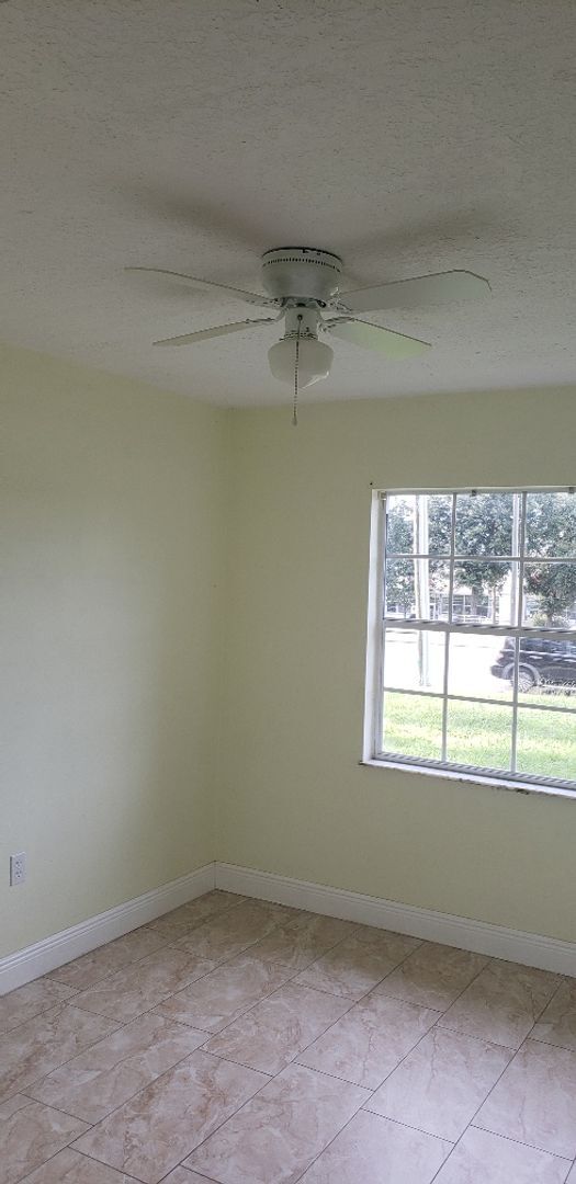 Building Photo - NICE, LARGE (SOLAR POWERED!)   4 BED / 2 B...
