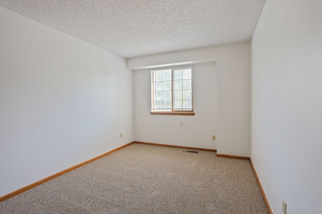 Building Photo - Beautifully Updated 3BR/2.5BA Home in Longmont – $300 Off First Month's Rent