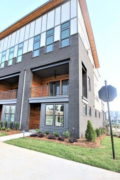 Building Photo - 2027 Isom St