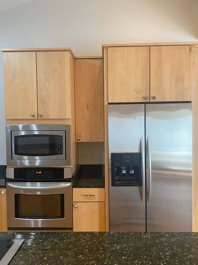 Building Photo - Vanderbilt Place - Wonderful Location 3 bedrooms/3 1/2 baths