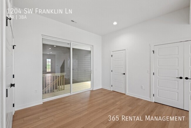 Building Photo - 1204 SW Franklin Dr