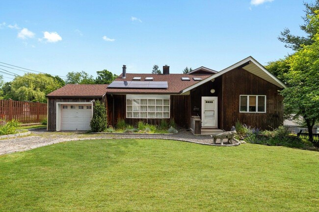 Primary Photo - 18 Harvard Ln