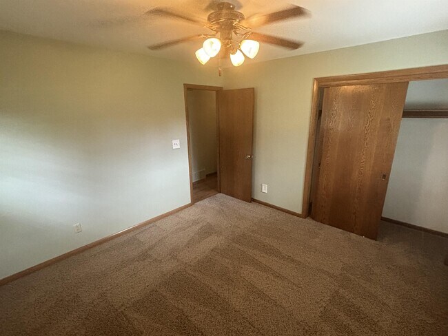 Building Photo - S90W22665 Loretto Ln