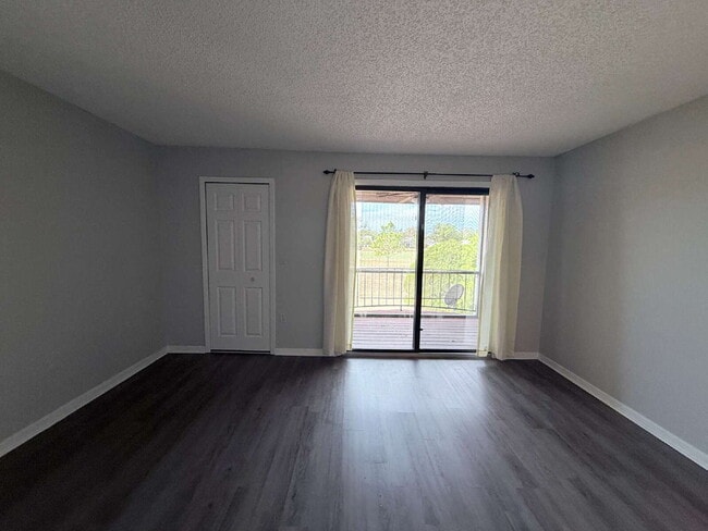 Building Photo - Moving Ready! 2 bedroom and 2 1/2 Bathroom
