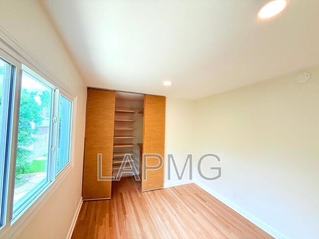 Building Photo - 16457 Gledhill St