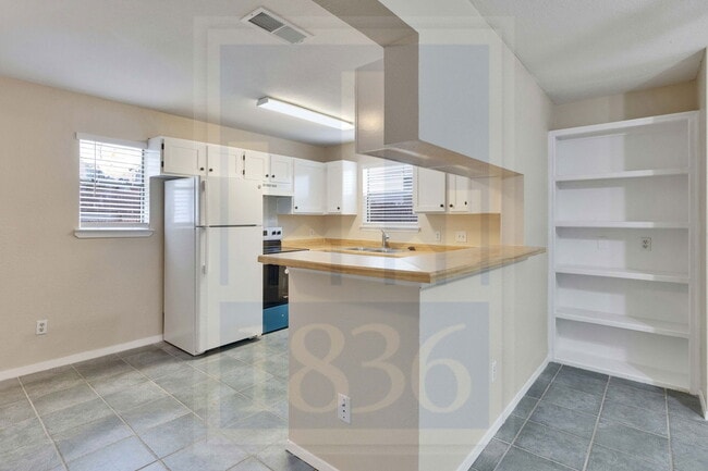 Building Photo - 2905 W Slaughter Ln