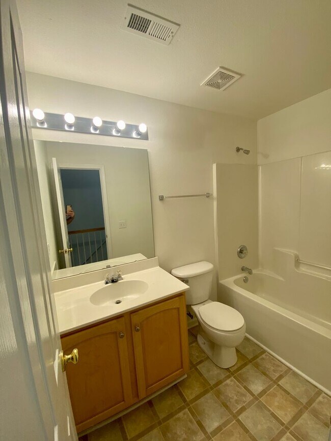 Building Photo - 3BR/2.5BA Townhouse in Ballantyne