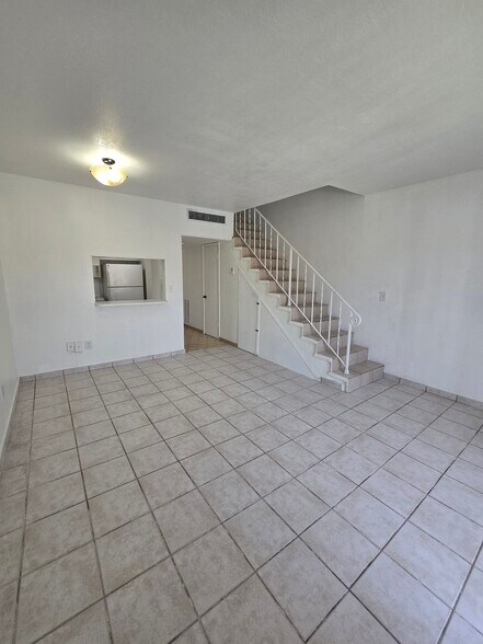 Building Photo - 1305 W 53rd St