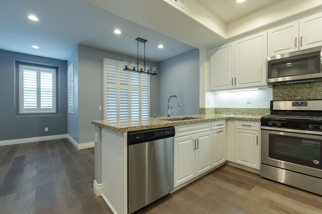 Building Photo - 2 Bedroom 2.5 Bath Townhome near Seabridge...