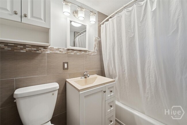 Building Photo - 742 E Park Ave