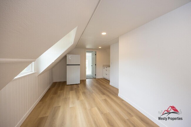 Building Photo - 542 NE Brazee St