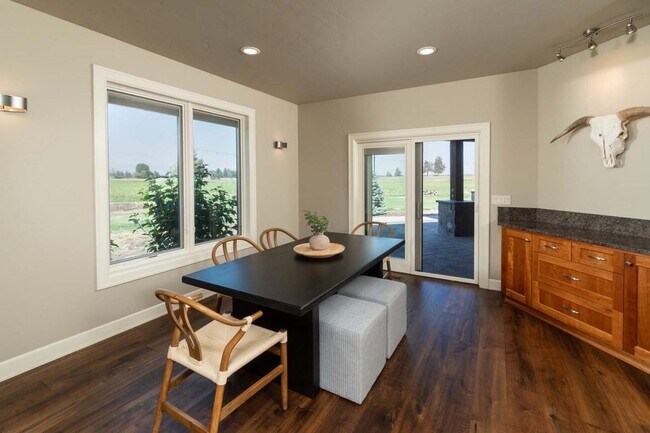 Building Photo - Stunning Tumalo Estate-6 Bed - 7.5 Bath ov...