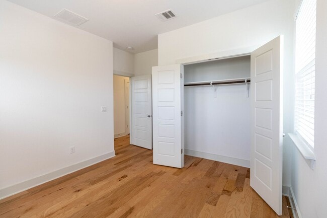 Building Photo - Amazing and peaceful 3/2.5 home in Austin!