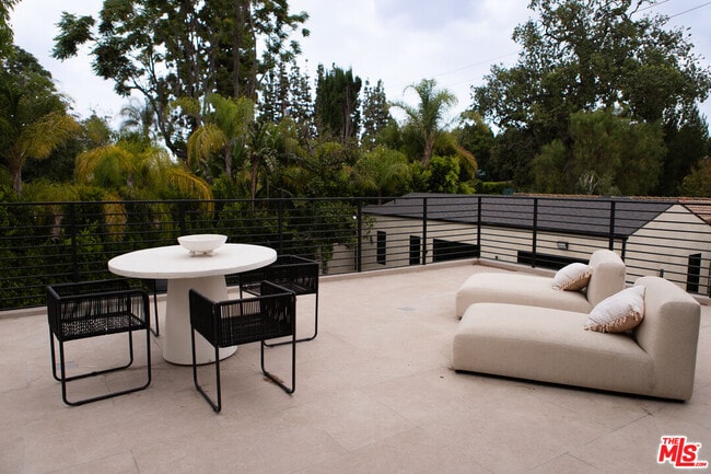 Building Photo - 5064 Encino Ave