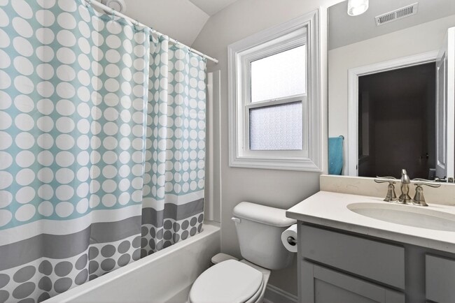 Building Photo - Like New 4BR Ranch with Modern Finishes & Prime Location in Elgin