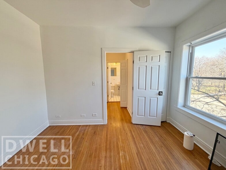 Building Photo - 7033 N Sheridan Rd