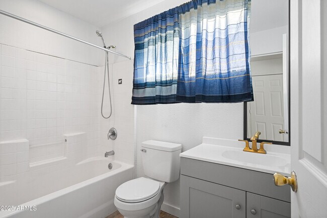 Building Photo - 2057 E 10th St