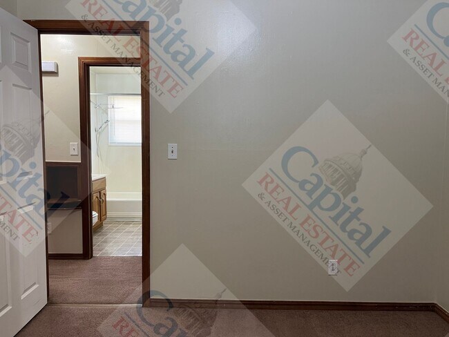 Building Photo - Cute Home Available!