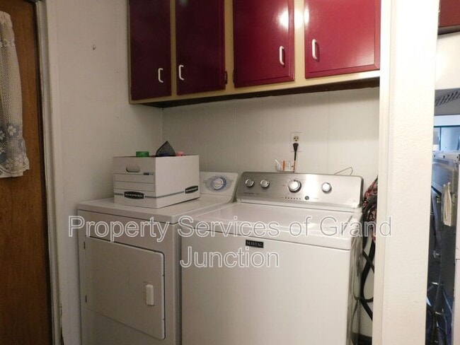 Building Photo - 2954 1/2 Cedar Place