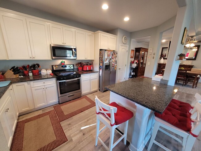 Building Photo - Beautiful & Spacious 4 bedroom, 2.5 bath h...