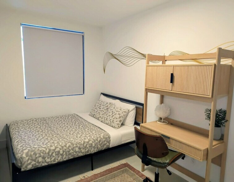 Building Photo - 302 SW 12th Ave