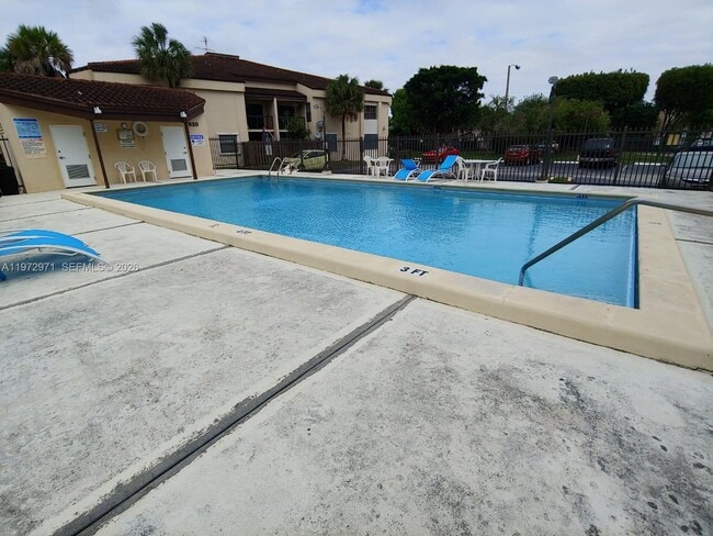 Building Photo - 690 W Park Dr