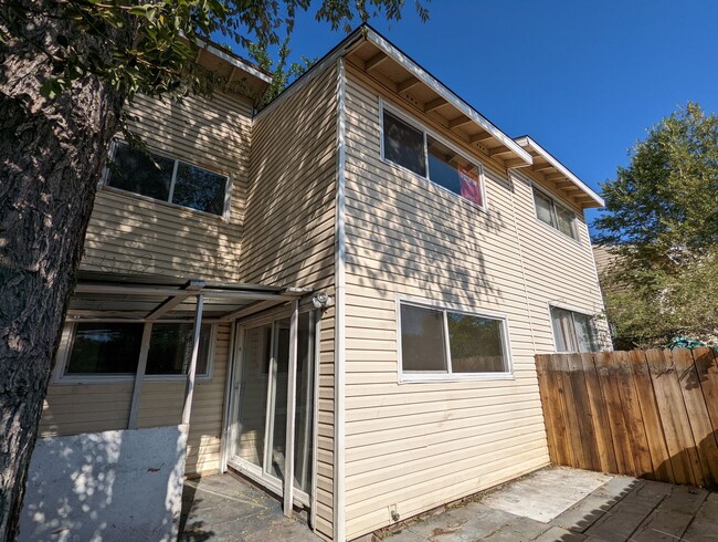 Building Photo - Cozy Two Bedroom, One and a Half Bath Town...