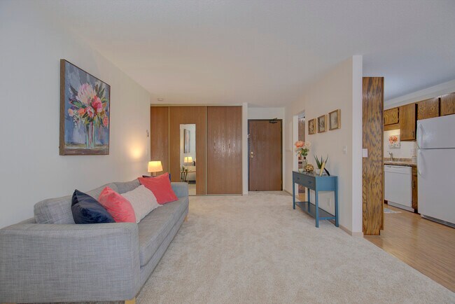 Building Photo - 4350 Trenton Ln N