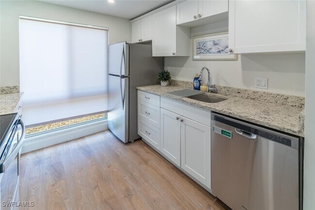 Building Photo - 96 Glades Blvd