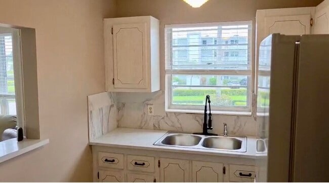 Building Photo - 226 Windsor J