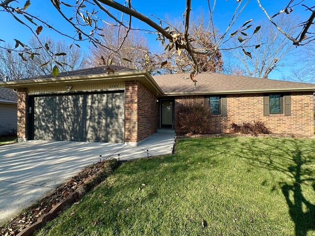 Building Photo - Charming 3 Bedroom Brick Home with Fenced Backyard