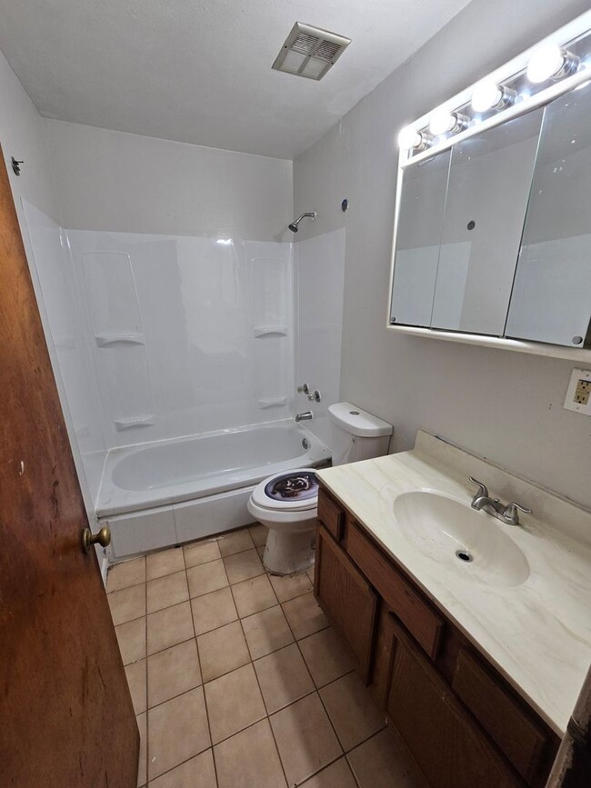 Building Photo - Very nice 2bed/ 1bath home