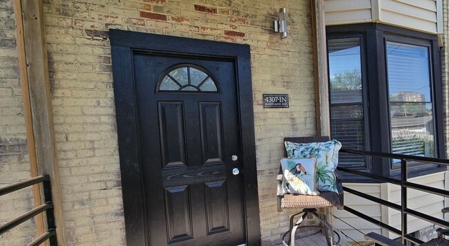 Building Photo - Beautifully Rehabbed Condo with Charm-Pool...
