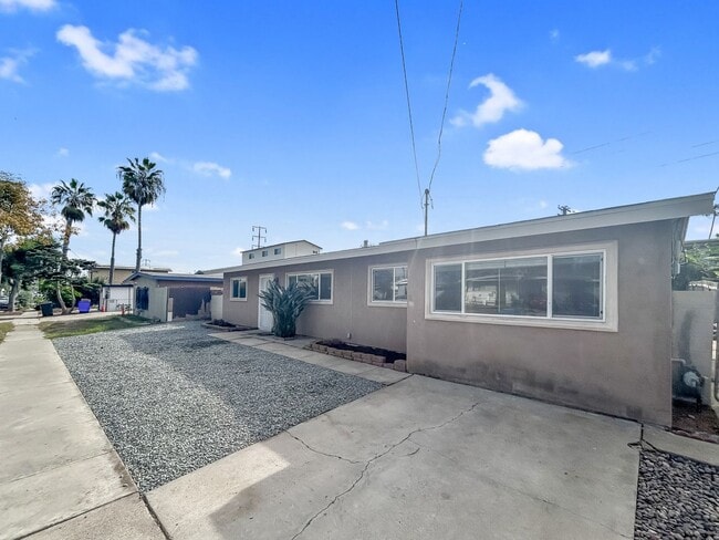 Building Photo - Beautiful 3B/2BA w/ Updated Kitchen and Pool in Clairemont!