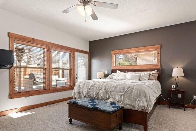 Building Photo - Beautiful 4 bedroom/3 full bath with Large...