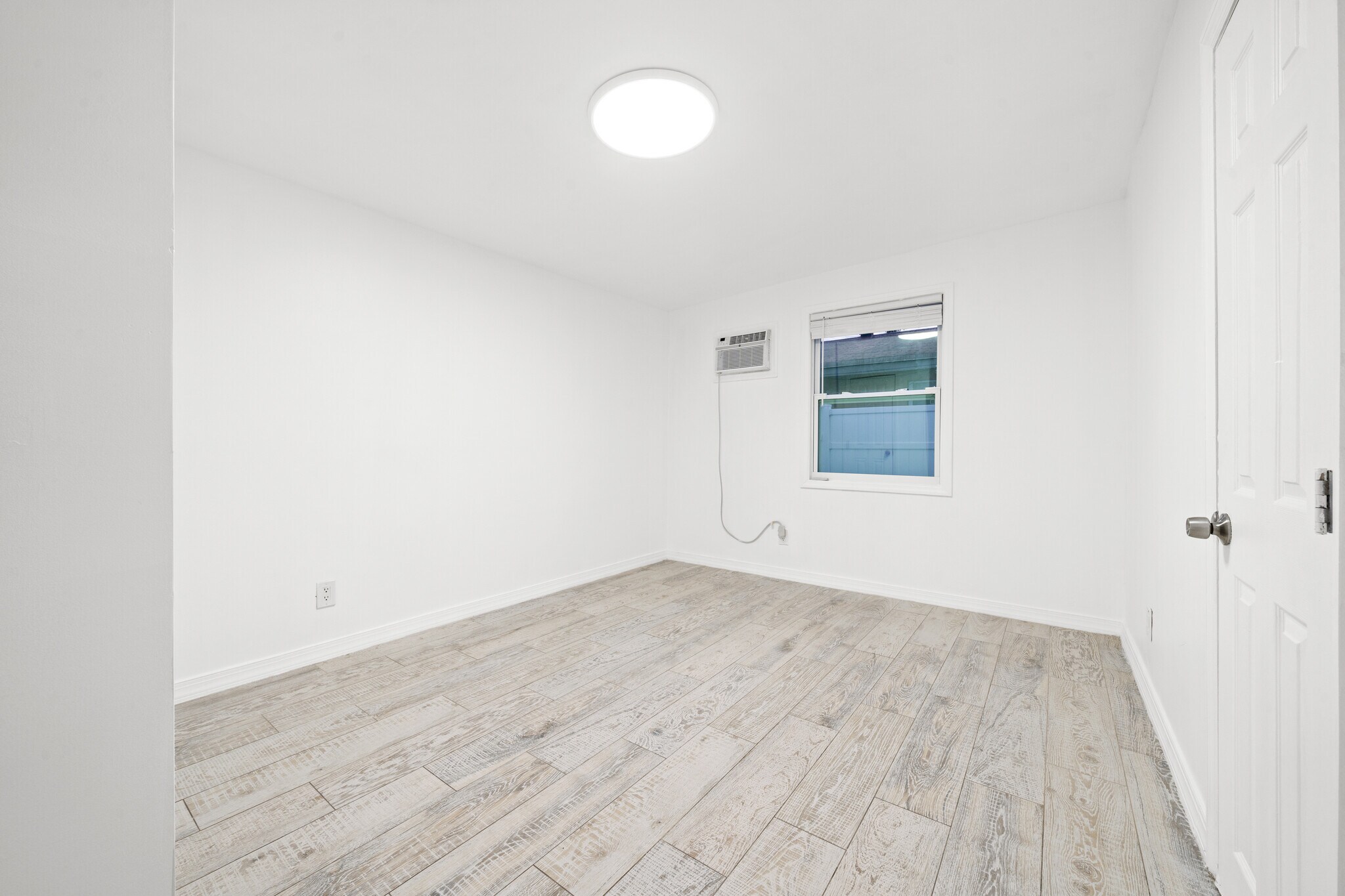Building Photo - 1041 NE 9th Ave