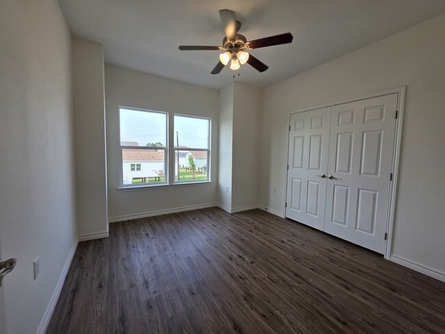 Building Photo - 4-Bed 2 Bath 2 Car Garage-Available July f...