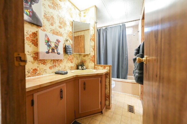 Building Photo - Stylish & Spacious 2-Bedroom Mobile Home