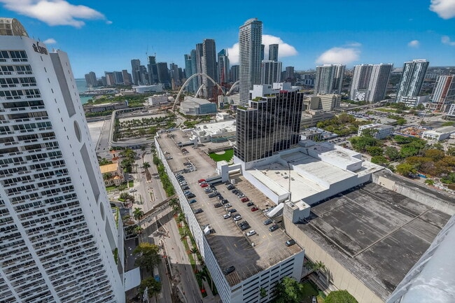 Building Photo - 1750 N Bayshore Dr