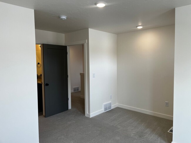 Building Photo - GET $1000 OFF THE FIRST MONTHS RENT!!!