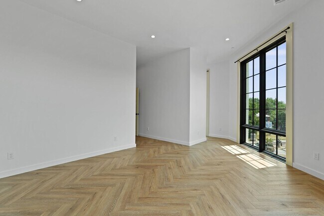 Building Photo - The 912 Building C