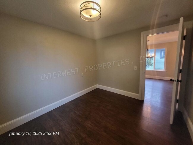 Building Photo - Super Cute 2bd Ranch Style Hillsboro home w/Garage, w/d hookups and yard!