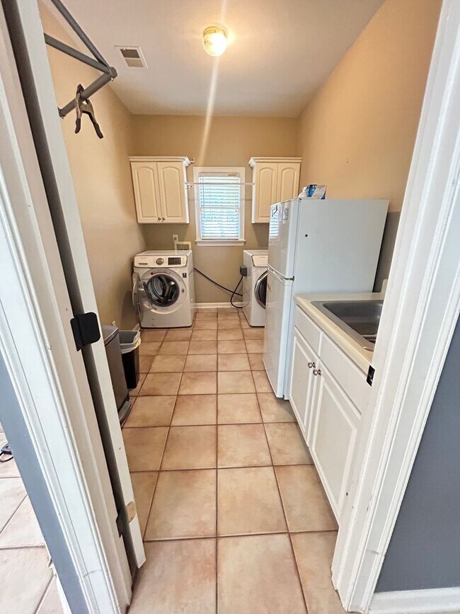 Building Photo - Beautiful Collierville home tucked away in...