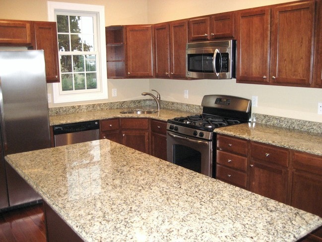 Building Photo - 330 Maple Ave