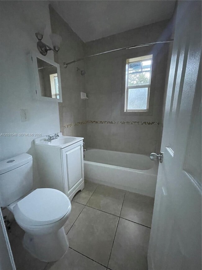 Building Photo - 420 SW 25th Ave