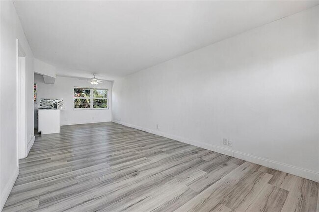 Building Photo - 1100 NE 9th Ave