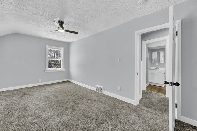 Building Photo - 1728 Hillview Rd