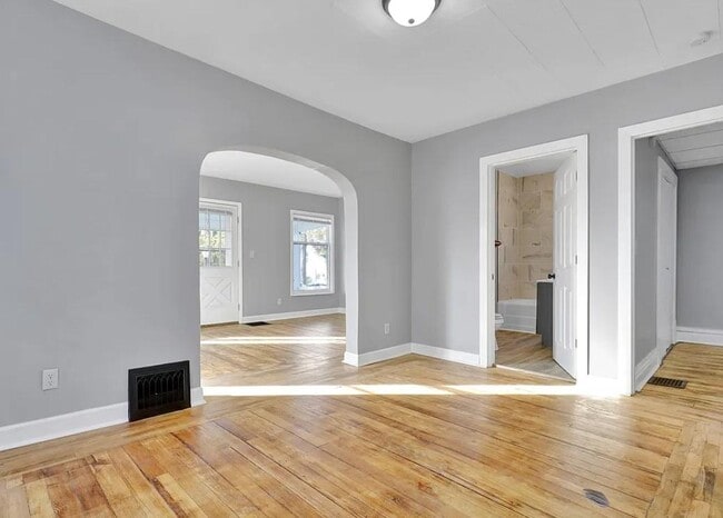 Building Photo - 405 E Hodge Ave
