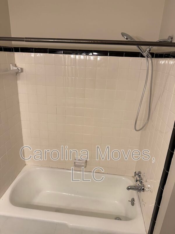 Building Photo - 708 W Lee Rd